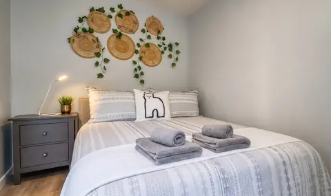 Chambre et lit préparé pour le séjour
