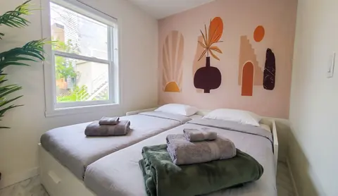 Canapé ou banquette en configuration couchage