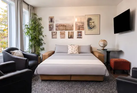 Canapé ou banquette en configuration couchage