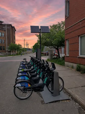 Station de vélos en libre-service dans le quartier
