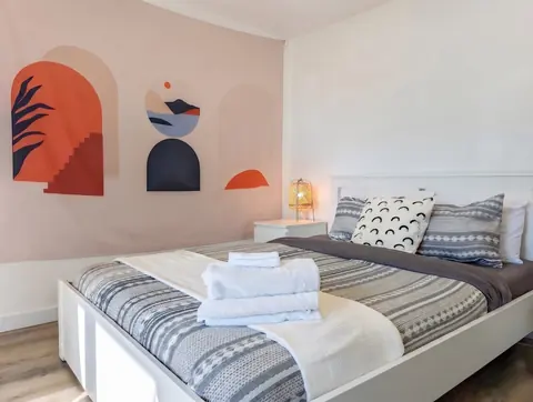 Chambre et lit préparé pour le séjour