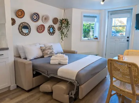 Canapé ou banquette en configuration couchage