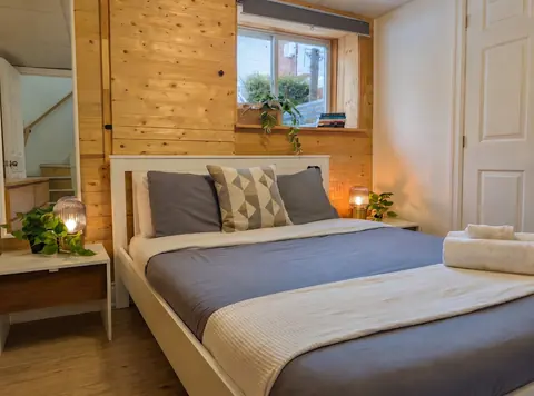 Chambre et lit préparé pour le séjour