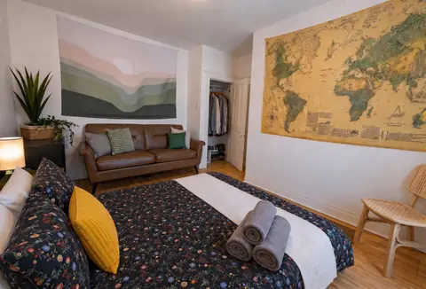 Chambre et lit préparé pour le séjour