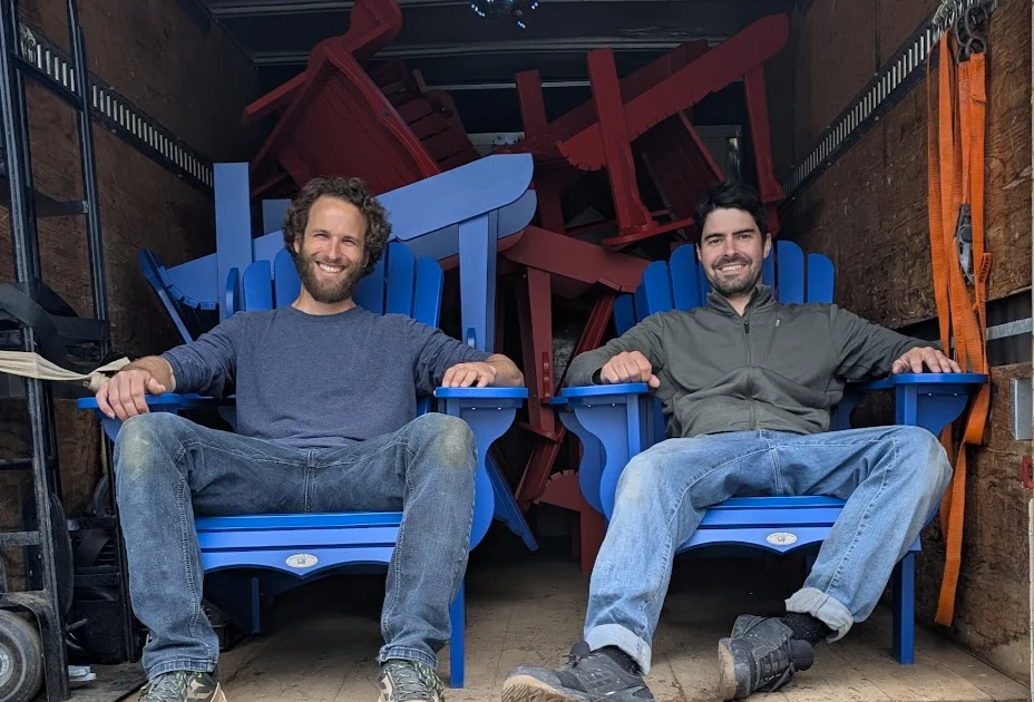Daniel et Guillaume, cofondateurs de Cité 300, assis dans deux chaises bleues